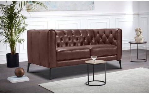 Leonique Chesterfield bank Namarda met een decoratieve capitonnage in de rugleuning en de hoge armleuningen, met slanke metalen poten, in chesterfield design